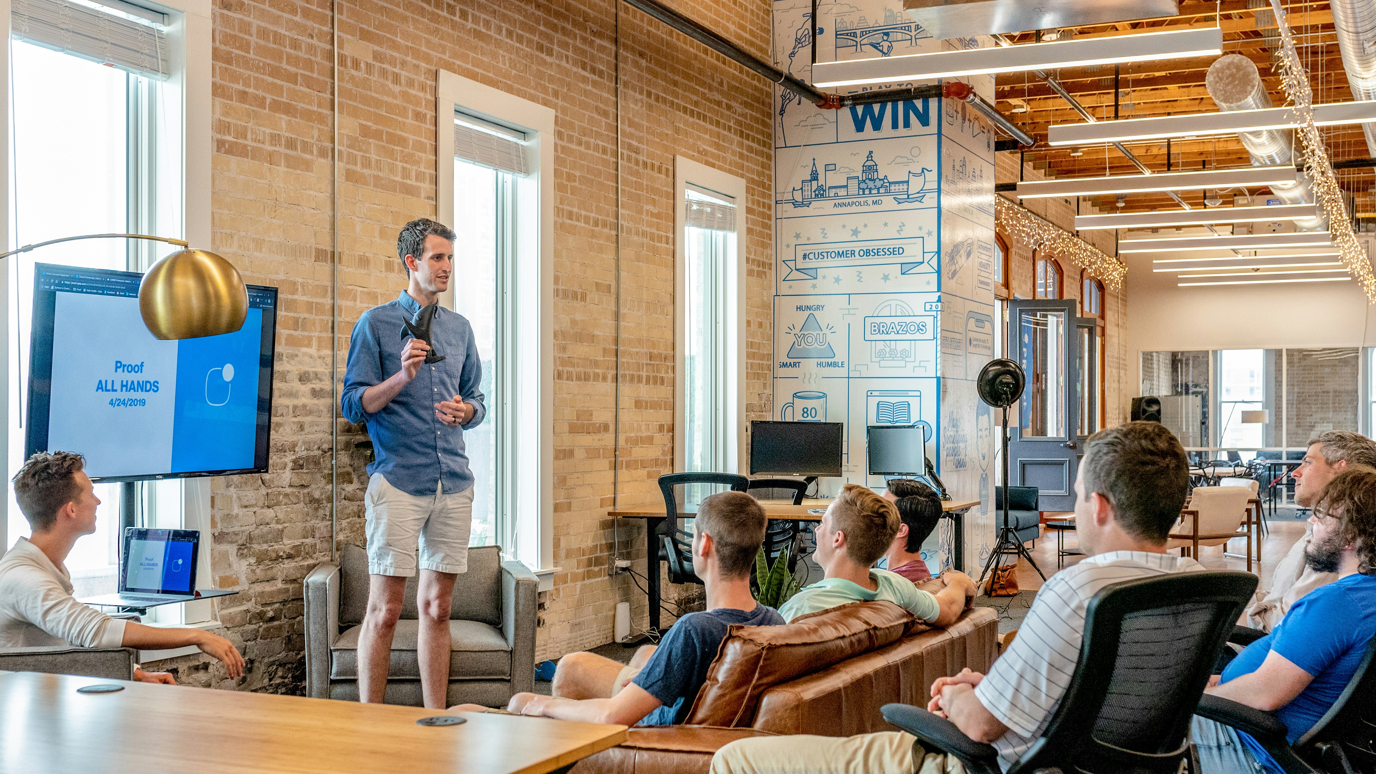 Blueprint for a High-Adoption Employee Hub: Search, Structure, and Trust Signals